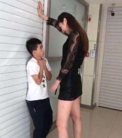 男子娶2米高媳婦，朋友誇他運氣好，婚後夫妻生活很尷尬！ 