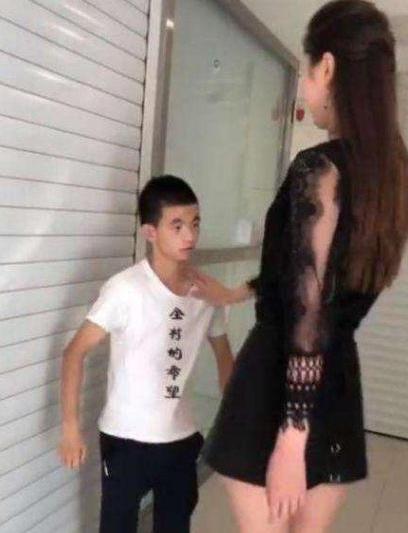 男子娶2米高媳婦，朋友誇他運氣好，婚後夫妻生活很尷尬！ 