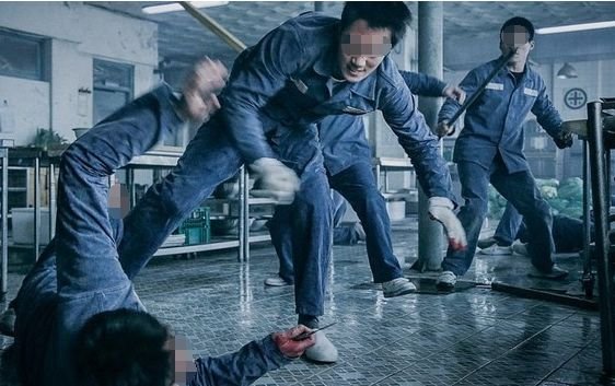 老公把新房子借給獄友住，五年後獄友還回房子，推門一看福報來了！