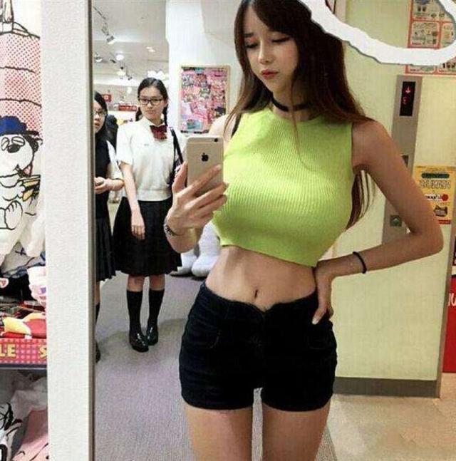 23張照片讓我笑到肚子痛！妹子你這前面....好挺 ....美女，風太大了，再不躲起來就....！！