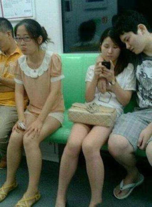 23張照片讓我笑到肚子痛！妹子你這前面....好挺 ....美女，風太大了，再不躲起來就....！！