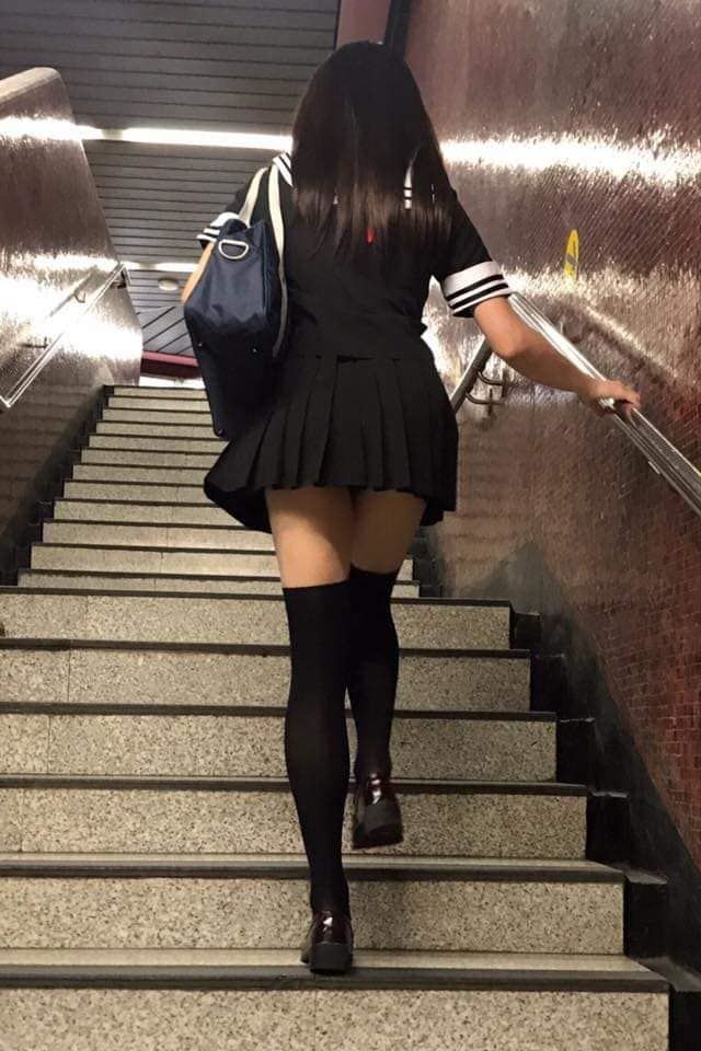 上樓梯發現前方學生妹 裙子超短竟衝上去問… 神展開！(11P) 