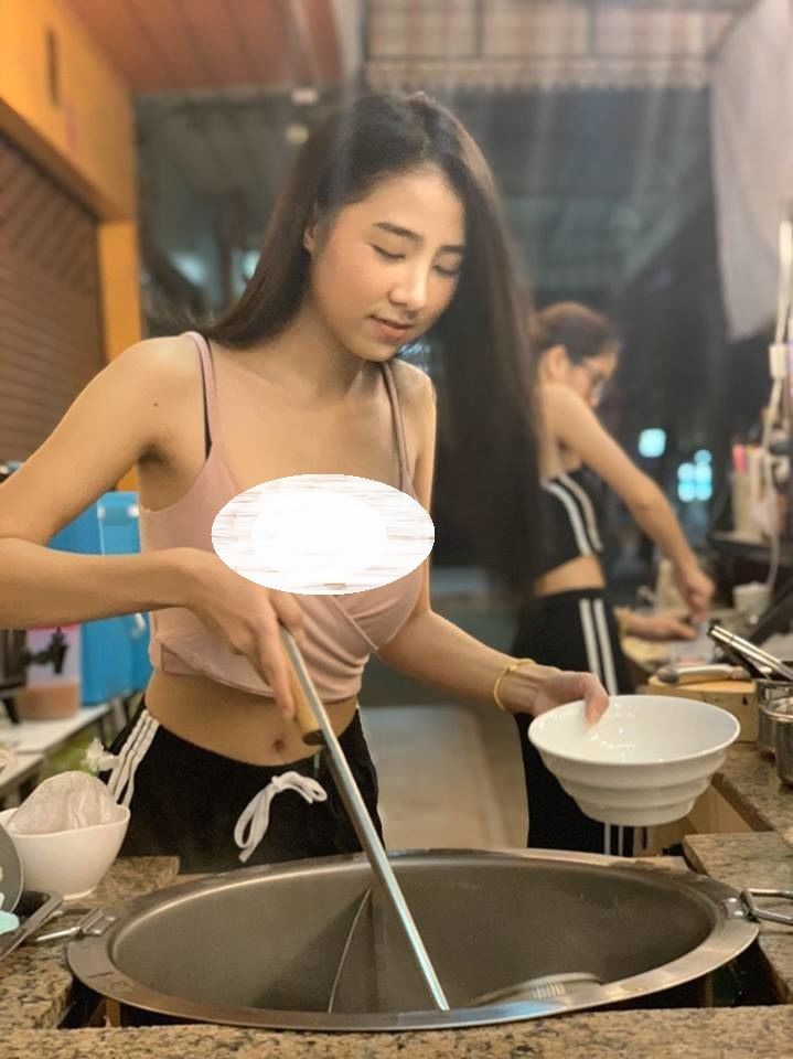 樣子90分、身材滿分老闆娘！邊煮麵… 客人急朝聖：這面上火(影)
