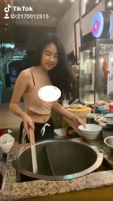 樣子90分、身材滿分老闆娘！邊煮麵… 客人急朝聖：這面上火(影)