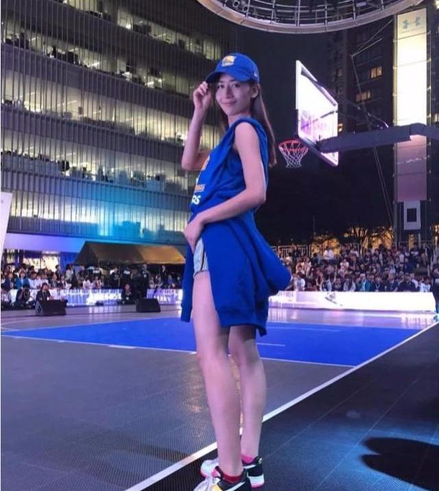 日本最美籃球記者，喜歡和NBA黑人球員相處，被讚第一美臀 