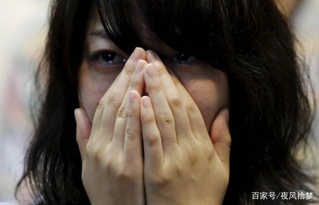 母親把傳家寶給女友，聽到女友和閨蜜通話，我收回東西並把她趕走