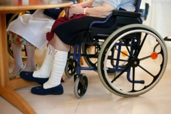 法國老人花高價住養老院，"動老本"也換不來幸福晚年