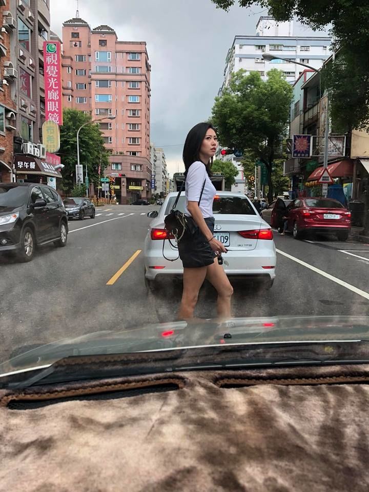 停紅燈時驚見輕熟姊姊穿越馬路...仔細看「竟是正妹」駕駛狂拍！網：求神 