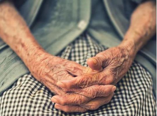 「此生來世，謝謝你愛我，我先走一步」最好的愛情就是：陪你走到生命的最後一刻...（看哭）