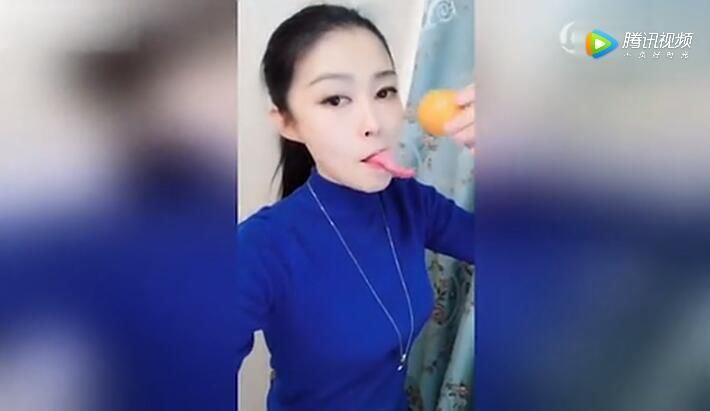 好一條舌頭！正妹長舌「超靈活」表演頂水杯穩噹噹...還能頂其他東西！網：必須娶回家