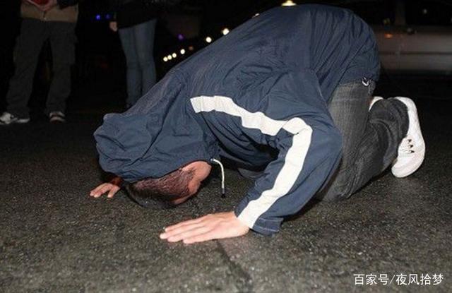 父母走後嬸嬸將他養大，帶女友吃飯見一清潔工，他下跪磕三個響頭