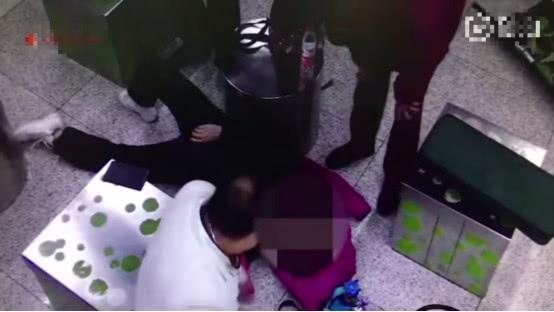 57歲母親因心臟病暈倒在地鐵，醒後稱不要告訴身在德國的兒子
