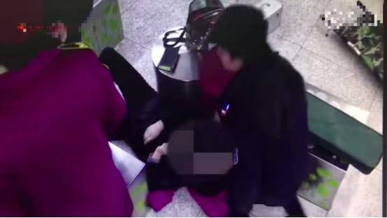 57歲母親因心臟病暈倒在地鐵，醒後稱不要告訴身在德國的兒子