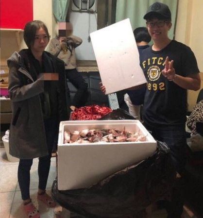 交換禮物給一箱鮮味...開箱「滿滿海鮮味飄出」手指一插入...真的母湯！網笑翻：超幸福 