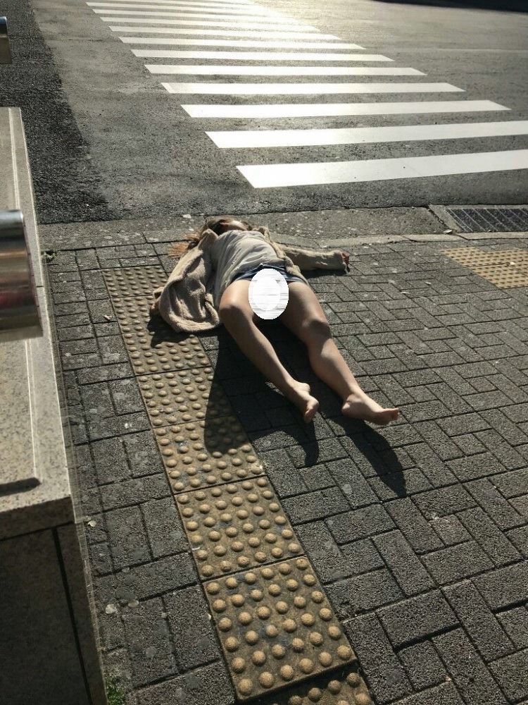 窄裙妹泥醉沒人理…直躺路邊睡到早上！路人偷近拍秒害羞了…