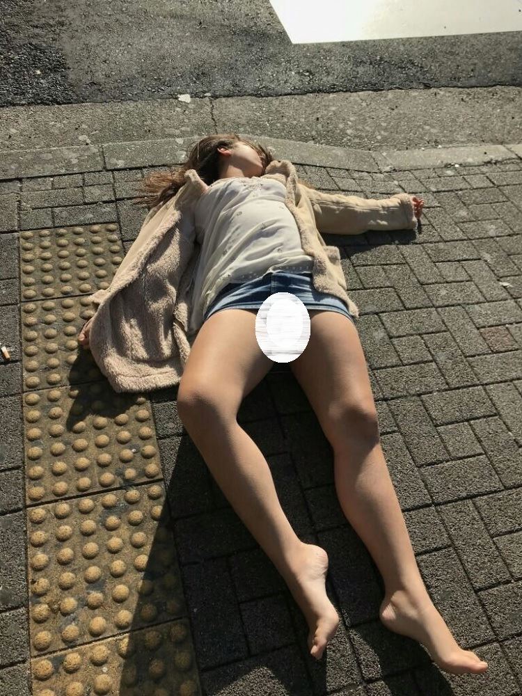 窄裙妹泥醉沒人理…直躺路邊睡到早上！路人偷近拍秒害羞了…