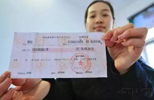 她去提款機領400元竟吐出「4000元」，銀行要她還錢，沒想到她「傳一封簡訊」讓銀行員閉嘴了！