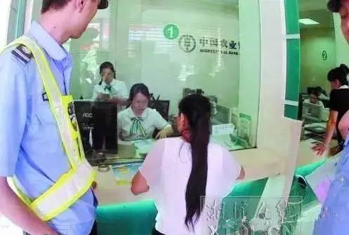 她去提款機領400元竟吐出「4000元」，銀行要她還錢，沒想到她「傳一封簡訊」讓銀行員閉嘴了！