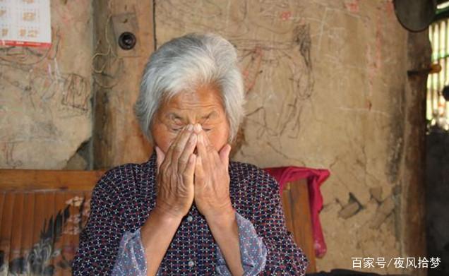 兒子走後兒媳把老太趕出家門，女婿接丈母娘回家，沒想到躲過一劫