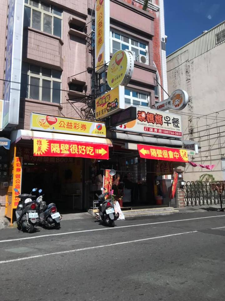 台灣「超胡鬧紅布條」紅到國外！　瓦斯行老闆「我不知道掛這要幹嘛」隔壁神回網笑翻：超幽默 