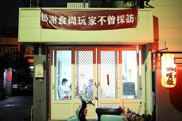台灣「超胡鬧紅布條」紅到國外！　瓦斯行老闆「我不知道掛這要幹嘛」隔壁神回網笑翻：超幽默 