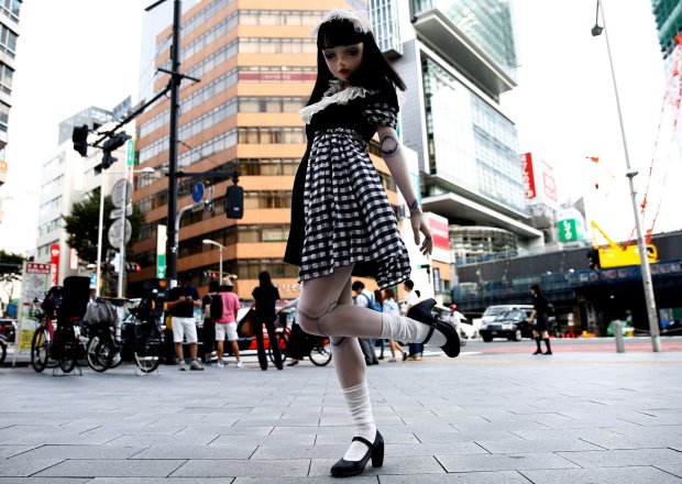 「噩夢級洋娃娃」現身日本街頭　一動起來路人直接嚇出心理陰影