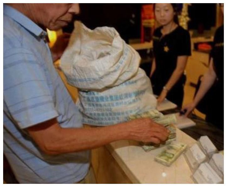 75歲老人拿13麻袋錢去買房，售樓員當場愣住，真相讓人稱讚