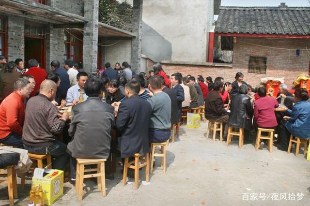 妻子早出晚歸脖子上多條項鍊，丈夫暗地跟隨，知情後抱著她大哭