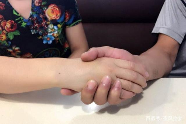 妻子早出晚歸脖子上多條項鍊，丈夫暗地跟隨，知情後抱著她大哭