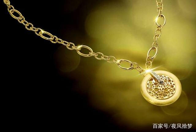 妻子早出晚歸脖子上多條項鍊，丈夫暗地跟隨，知情後抱著她大哭