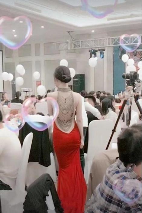 婚禮現場新娘穿露背婚紗，背影秒殺全場，轉身後驚艷了！