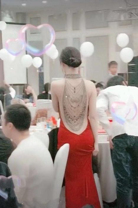 婚禮現場新娘穿露背婚紗，背影秒殺全場，轉身後驚艷了！