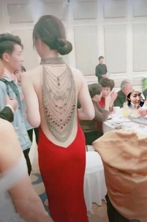 婚禮現場新娘穿露背婚紗，背影秒殺全場，轉身後驚艷了！