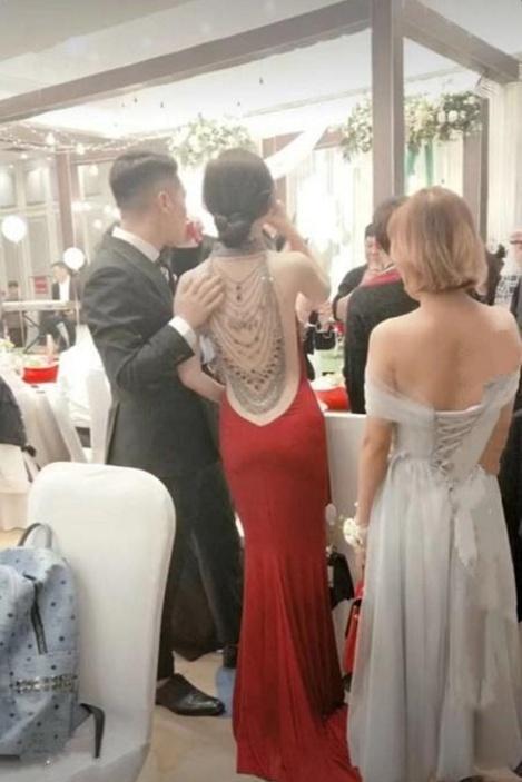 婚禮現場新娘穿露背婚紗，背影秒殺全場，轉身後驚艷了！