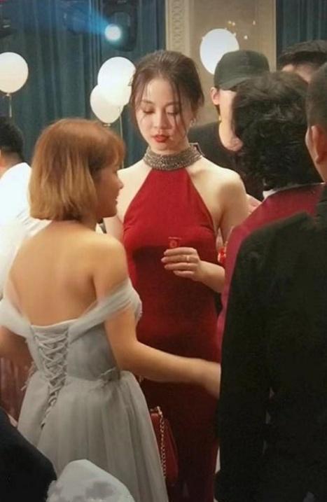 婚禮現場新娘穿露背婚紗，背影秒殺全場，轉身後驚艷了！