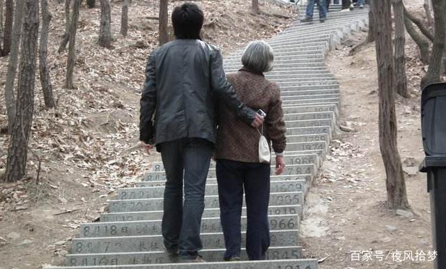 前妻嫁國外不管重病岳母，他賣房救岳母一命，從此以後升職加薪