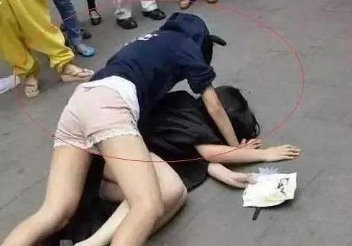 笑嘻嘻的30張圖，妹子明知道衣服不防水還硬要游泳，難怪差一點就要【曝光】了，這床很有彈性！！