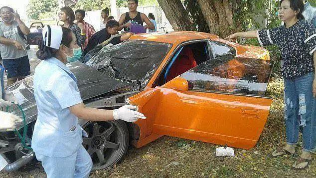 和尚駕駛100萬跑車出車禍後，說了7個字，救援人員聽完不再救他 