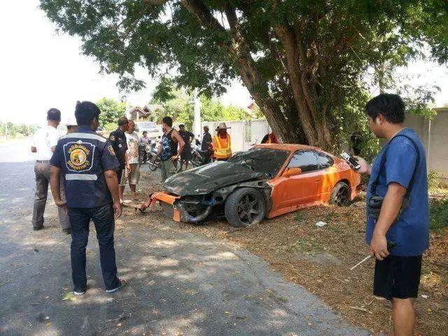 和尚駕駛100萬跑車出車禍後，說了7個字，救援人員聽完不再救他 