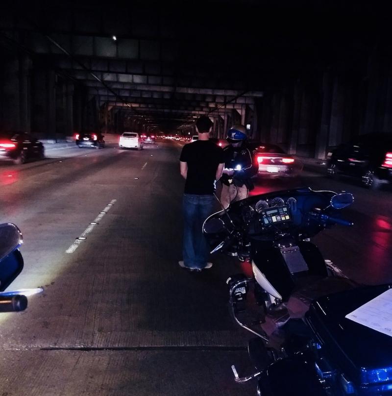 駕駛爛醉睡著「特斯拉自駕照開」　一路玩躲貓貓讓警察狂追11公里
