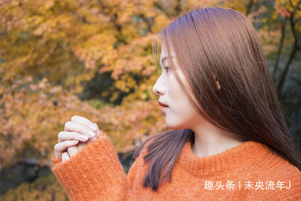 姑娘婚後懷孕，窮姐姐去看望，吃飯時彎腰撿筷子，妹妹兩眼汪汪