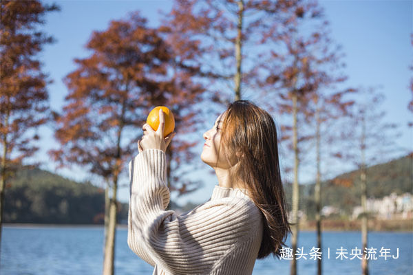 姑娘婚後懷孕，窮姐姐去看望，吃飯時彎腰撿筷子，妹妹兩眼汪汪