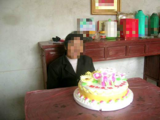 有錢小姑子來我家做客，我燒一大盤龍蝦招待，事後卻遭全家人責罵