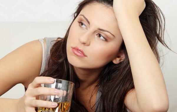 老公弟弟結婚，女子出了2萬塊錢，新娘敬酒時說一話，女子傻了