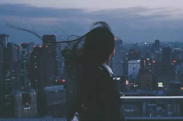 愛情不是轟轟烈烈的誓言，而是平平淡淡的陪伴