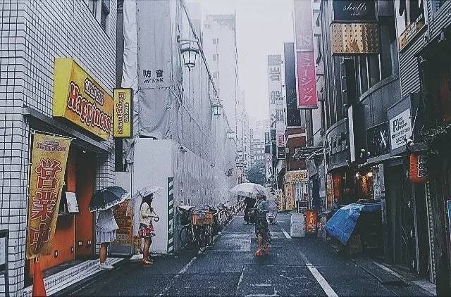 愛情不是轟轟烈烈的誓言，而是平平淡淡的陪伴