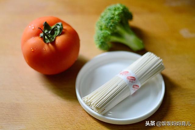 寶寶吃麵條好處多多，3種做法換著做，沒加一粒鹽也能被搶光