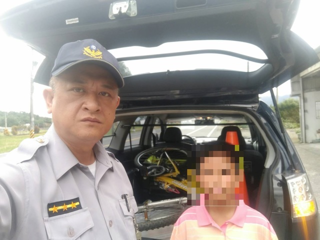 孝心感人！9歲男童「騎14公里探病父」 返家累癱「警車協助送回家」：父子團圓 