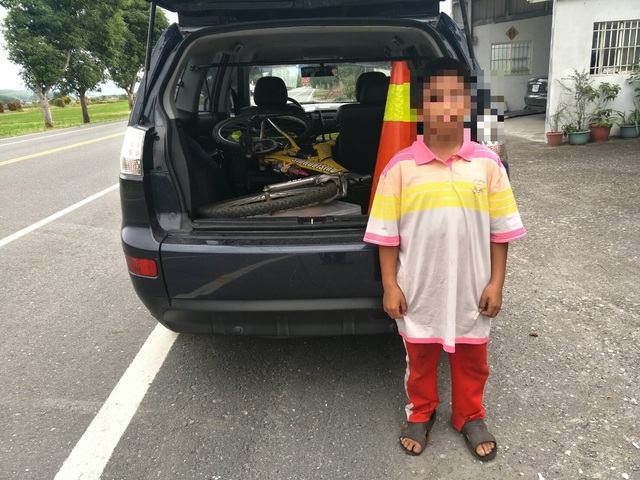 孝心感人！9歲男童「騎14公里探病父」 返家累癱「警車協助送回家」：父子團圓 
