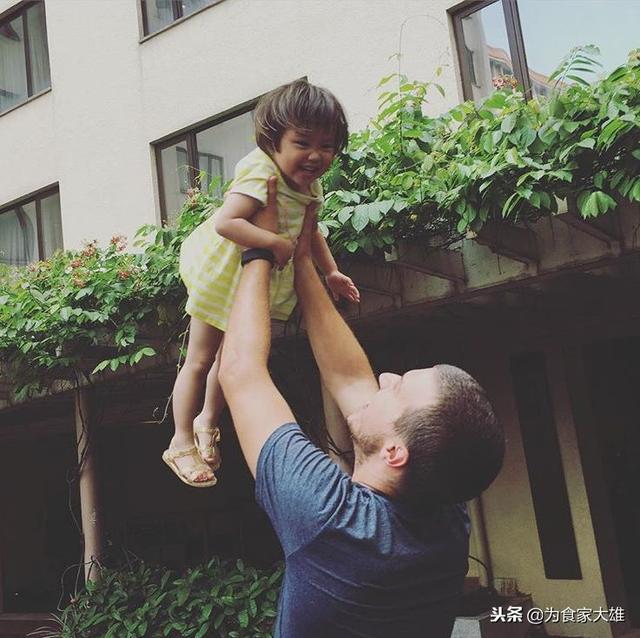 在愛中長大！4歲女孩「領養2年前後驚人對比」 一張張都讓父母暖哭：感謝妳願意來我身邊 